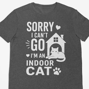 Lo siento, no puedo ir, soy un gato de interior. Camiseta divertida para amantes de los gatos, camiseta con meme de gato introvertido, camiseta con gráfico de gato perezoso y adorable, camiseta divertida de gato de interior.