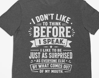 Può includere: Una t-shirt a maniche corte grigio scuro mélange con la scritta bianca: I DON'T LIKE TO THINK BEFORE I SPEAK. I LIKE TO BE JUST AS SURPRISED AS EVERYONE ELSE BY WHAT COMES OUT OF MY MOUTH. Il capo presenta un classico scollo rotondo.