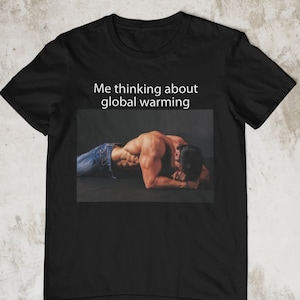 K&ouml;nnte beinhalten: Schwarzes T-Shirt mit dem Text "Me thinking about global warming" und einem Foto eines oben ohne Mannes, der auf dem Bauch liegt.