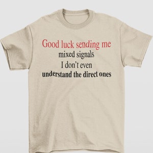 Koszulka Good Luck Sending Me Mixed Signals, Koszulki Unhinged, Zabawna koszulka z memem, Dziwna koszulka, Nieodpowiedni prezent, Estetyka Y2K, Humorystyczny T-shirt
