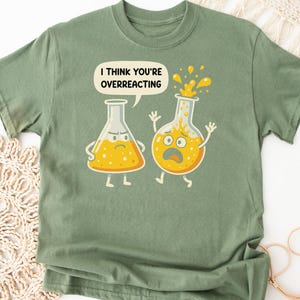 Camiseta "Creo que estás exagerando", regalo para amantes de la ciencia, camisetas de nerds de ciencias, camisetas de nerds de química, camisetas de vasos exagerados