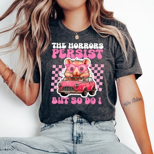 Gli orrori persistono ma lo faccio anch'io, camicia sarcastica, camicia meme divertente, salute mentale divertente, camicia con detto divertente, abbigliamento femminile alla moda, Y2K