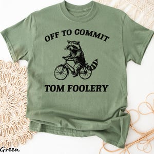 Off To Commit Tom Foolery Waschbär T-Shirt, sarkastisches Sprichwort, Waschbär Meme Shirt, lustiges Waschbär Shirt, Trash Panda T-Shirt, Waschbär-Liebhaber-Shirt