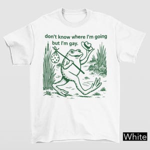 Don&#39;t Know Where I&#39;m Going But I&#39;m Gay Shirt, Funny Gay Frog T-Shirt, Whimsical Pride Tee, Retro LGBTQ Frog Shirt, Cottagecore Queer Tee