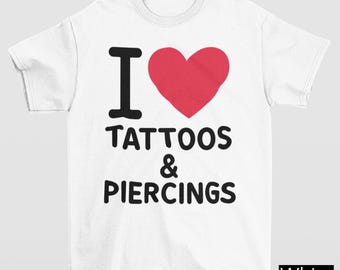 Ich liebe Tattoos & Piercings Shirt, eingefärbtes ästhetisches Grafik-T-Shirt, Tätowierer Shirt, eingefärbtes durchbohrtes ästhetisches Shirt, Gen Z lustige Gag-Geschenke