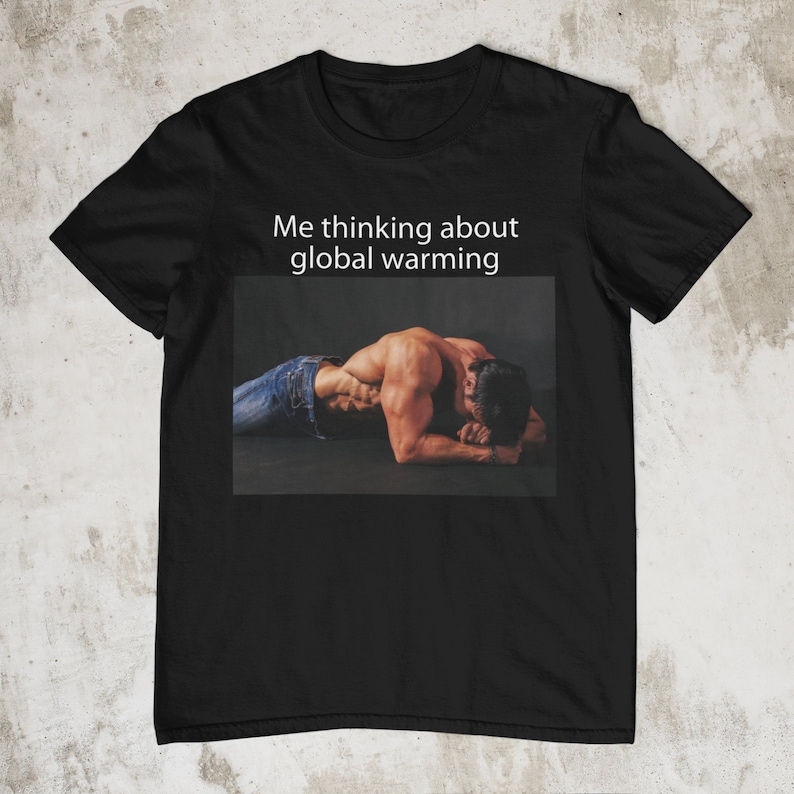 K&ouml;nnte beinhalten: Schwarzes T-Shirt mit dem Text "Me thinking about global warming" und einem Foto eines oben ohne Mannes, der auf dem Bauch liegt.