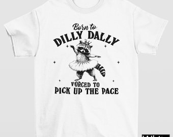 Camiseta "Born to Dilly Dally" (obligado a acelerar el ritmo), divertida camiseta de mapache, meme de mapache, camiseta vintage con gráfico de mapache, divertidos regalos de broma del Y2K.
