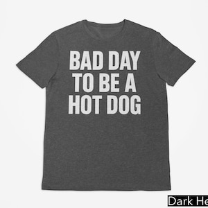 Maglietta &quot;Brutta giornata per essere un hot dog&quot;, Magliette che vanno forte, Maglietta con meme divertente, Maglietta con estetica audace, Maglietta con meme virale, Stranamente specifico, Regali scherzosi