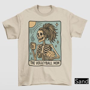 Le t-shirt de carte de tarot de maman de volley-ball, graphique de squelette amusant pour les amateurs de sport, parfait pour les mamans de volley-ball, t-shirt de maman de squelette de volley-ball