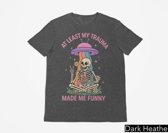 At Least My Trauma Made Me Lustiges Shirt, Skelett Angst Shirt, psychische Gesundheit Fragen Shirt, Frauen psychische Gesundheit, lustiges Geschenk für Sie & Ihn