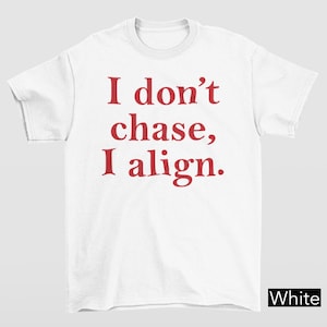 Maglietta "Non inseguo, mi allineo", maglietta con citazione sull'energia femminile, maglietta con amore per se stessi, maglietta per donne emancipate, maglietta per donne, regali scherzosi per la generazione Z del 2000