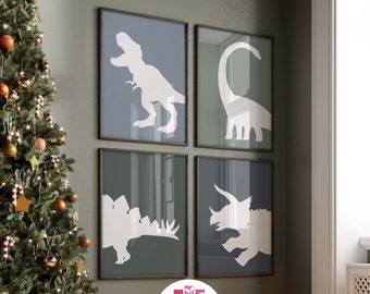 Puede incluir: Cuatro impresiones enmarcadas de siluetas de dinosaurios blancas en una pared verde. Las impresiones representan un estegosaurio, un braquiosaurio, un triceratops y un tiranosaurio rex. Las impresiones están dispuestas en una cuadrícula. La palabra "Buyprints" está impresa en un círculo rosa en el centro de la imagen.