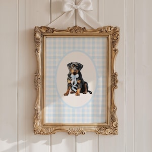 Blau Vichy Rottweiler Kunstdruck – Süßer Rottweiler Wand Dekor, Geschenk für Hundemama, Cottagecore Kinderzimmer oder Haustier Ecke