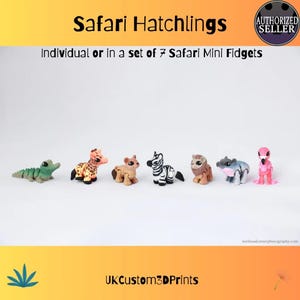 Puede incluir: Un conjunto de siete Safari Mini Fidgets, que incluyen un cocodrilo verde, una jirafa, un león, una cebra y un flamenco. Los juguetes están dispuestos sobre un fondo blanco, con el texto "Safari Hatchlings" en la parte superior.