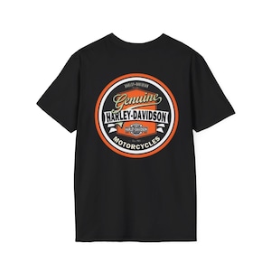 Könnte beinhalten: Schwarzes T-Shirt mit einem Harley-Davidson-Logo. Das Logo ist kreisförmig und enthält die Worte "Genuine Harley-Davidson Motorcycles" in Weiß, Orange und Schwarz. Das T-Shirt hat einen Rundhalsausschnitt.