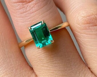Anillo de compromiso con esmeralda de laboratorio: anillo minimalista de aniversario en oro amarillo de 14 quilates