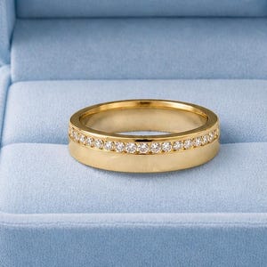 Anel tipo charuto em ouro maciço com moissanita redonda, cravejado de diamantes, unissex, para usar em conjunto, aliança larga para ela e para ele.