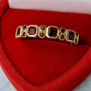 Art-deco trouwring robijn: 14k geelgouden halve eeuwigheidsband