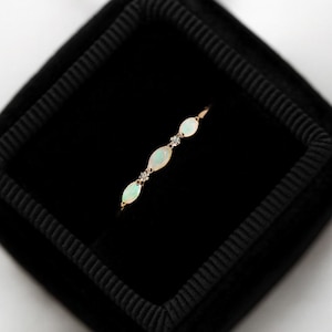 Vintage roségouden opaalring: geboortesteen oktober, zirkonia diamantaccenten