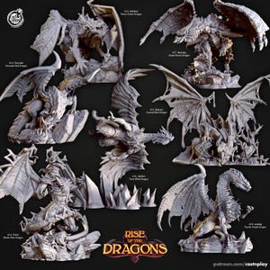以下が含まれることがあります： 様々なポーズの、詳細なドラゴンフィギュアのコレクション。複雑な翼と体のデザインが特徴です。フィギュアはグレーの色合いで、暗い背景に表示されています。「Rise of the Dragons」の文字が見えます。