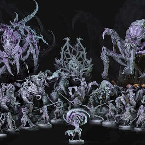 Puede incluir: Colección de miniaturas de fantasía, incluyendo grandes criaturas arácnidas, guerreros y figuras detalladas. Las miniaturas son predominantemente grises y moradas, sobre un fondo oscuro. El texto "The Queen's Web Underworld" es visible.