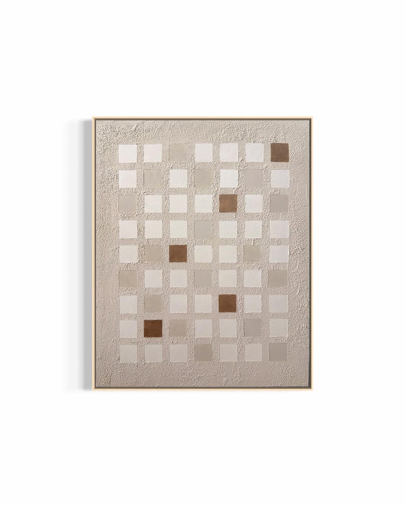 K&ouml;nnte beinhalten: Abstrakte Wandkunst mit einem Raster aus Quadraten in verschiedenen Beige- und Braunt&ouml;nen. Die Quadrate sind auf einem strukturierten, hellbeigen Hintergrund angeordnet und in einem goldfarbenen Rahmen eingefasst. Das Kunstwerk hat eine moderne, minimalistische &Auml;sthetik.