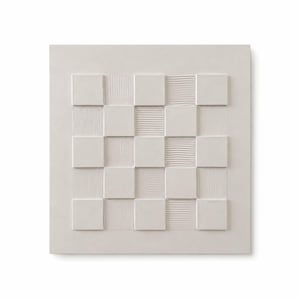 Pu&ograve; includere: Un pannello da parete quadrato color bianco sporco caratterizzato da un motivo a scacchiera in rilievo. Il design alterna quadrati a superficie liscia e piatta a quadrati con texture a linee sottili, verticali o orizzontali, creando un effetto a griglia.