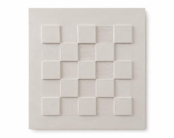 Op de afbeelding: Een vierkant gebroken wit wandpaneel met een verhoogd dambordpatroon. Het ontwerp wisselt af tussen gladde, vlakke vierkanten en vierkanten met fijne, parallelle verticale of horizontale lijnstructuren, wat een tactiel roosteereffect creëert.