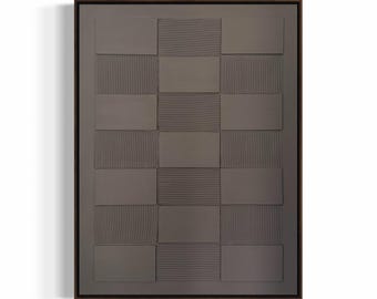 Op de afbeelding: Een rechthoekig wandkunstwerk met een raster van donkergrijze, verhoogde rechthoekige panelen. De compositie wisselt af tussen gladde, vlakke oppervlakken en secties met fijne, horizontale lineaire texturen, gevat in een dunne donkere lijst.