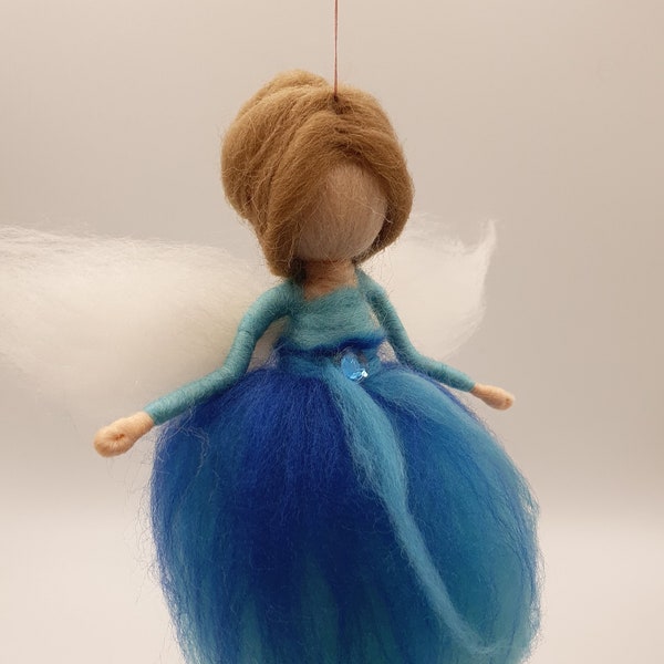 Filzfee mit Flügeln, Elfe in blauem Kleid