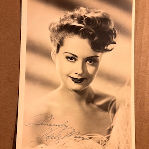 Adele Mara, una rara fotografía autografiada de los años 40 en la red, en Iwo Jima, chantaje