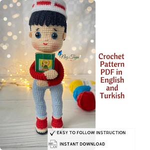 Puede incluir: Patrón de crochet PDF en inglés y turco para una linda muñeca amigurumi que sostiene un libro. La muñeca lleva una camisa roja, pantalones vaqueros azules y un gorro blanco con una cruz roja. El patrón incluye instrucciones fáciles de seguir y está disponible para descarga instantánea.