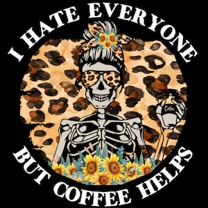 Puede incluir: Gráfico humorístico con un esqueleto con gafas de sol y una diadema floral, sosteniendo una taza de café. El fondo es un estampado de leopardo. El texto dice "I HATE EVERYONE BUT COFFEE HELPS."