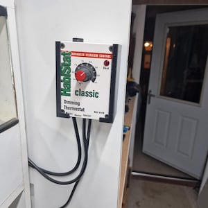 Habistat Thermostat Holder (for the older type of Habistats without the fixing lugs.)