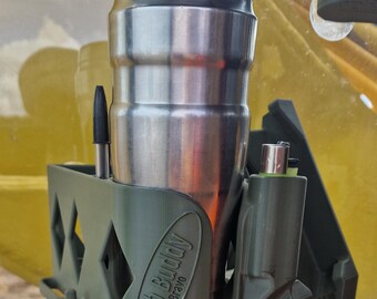 Soporte múltiple CabBuddy Bravo, soporte para teléfono, vaso y encendedor para conductor de excavadora