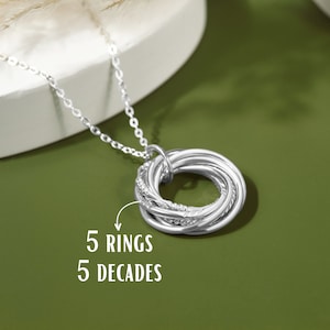 50e verjaardag ketting voor vrouwen, ketting met 5 ringen, cadeau voor 50-jarige vrouw, cadeau voor 50e verjaardag, 5 ringen 5 decennia, geschenken 50e vrouw