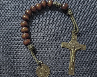 Handgemaakte onverwoestbare Sint-Benedictus zakrozenkransbescherming - olijfgroen koord - natuurlijke houten kralen van 10 mm