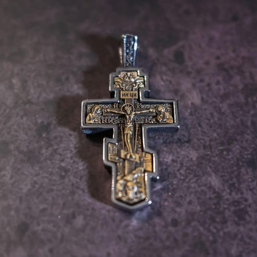 Crucifijo ortodoxo único de acero inoxidable con cadena de bronce incluida.