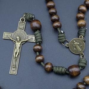 Onverwoestbare rozenkrans - kralen van echt hout, olijfkoord en 2,5" kruisbeeld en medaille van de heilige Benedictus - handgemaakt