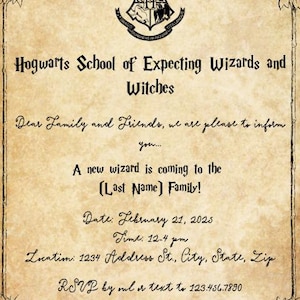 Puede incluir: Una invitación a una fiesta de bienvenida al bebé de la Escuela de Magos y Brujas Expectantes de Hogwarts con un fondo de pergamino vintage. La invitación presenta el escudo de Hogwarts y un texto que dice "¡Un nuevo mago llega a la familia [Apellido]!" Fecha: 21 de febrero de 2025. Hora: 12-4 pm. Ubicación: 1234 Address St., City, State, Zip. RSVP por correo o mensaje de texto al 123.456.7890. Registrado en Amazon & Babylist.
