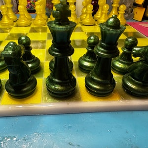 Set di scacchi extra large in resina; verde e giallo immagine 2