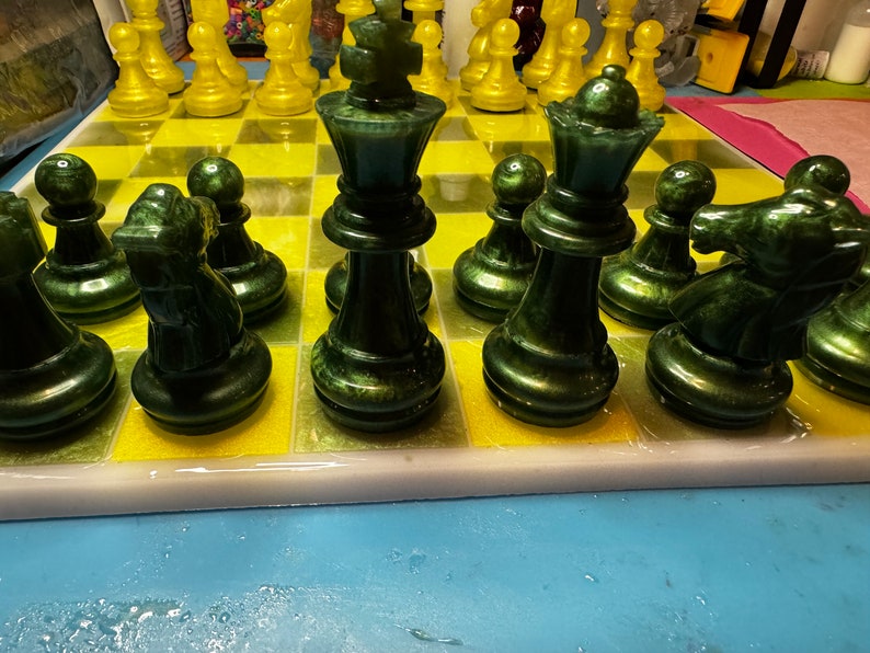 Set di scacchi extra large in resina; verde e giallo immagine 2