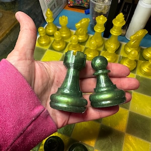 Set di scacchi extra large in resina; verde e giallo immagine 7