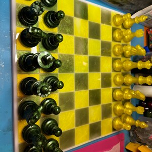 Set di scacchi extra large in resina; verde e giallo immagine 1