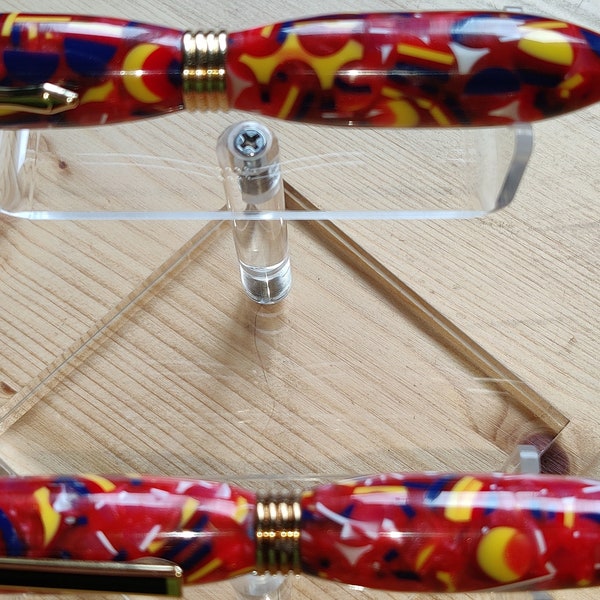 Red Radiance: Ein fesselndes handgefertigtes Stift- und Bleistift-Set in einem Palisander-Etui