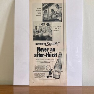 Puede incluir: Un anuncio impreso vintage en blanco y negro para la soda Squirt. El anuncio presenta a un grupo de personas disfrutando de Squirt y el lema "Cambia a Squirt Nunca una sed después".