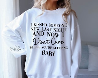 Puede incluir: Sudadera blanca con texto negro que dice "Besé a alguien nuevo anoche y ahora no me importa dónde duermas, bebé."