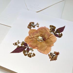 Handgemaakte wenskaart geperste bloem met ECHTE bloemen, lijstbare aandenken More, XL-kaart, echte orchideeën, anemoon en Oost-Indische kers met envelop