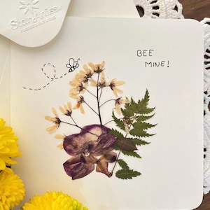 Bijenmijn Valentijnskaart, woordspeling Valentijnskaart, kaart met echte geperste bloemen, cadeau voor geliefde, cadeau voor haar, cadeau voor hem, verlovingsberichtkaart