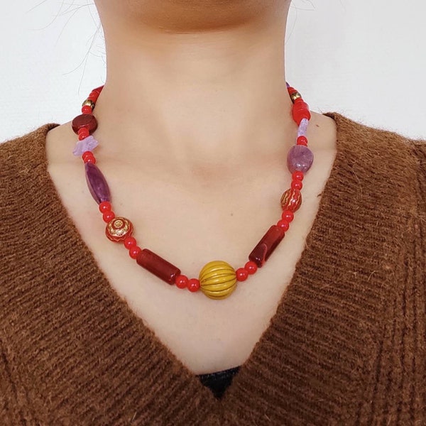 Collier vintage en perles rouges et violettes